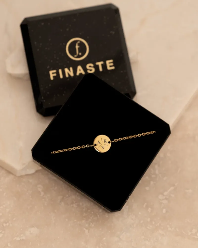 Finaste Armband 3 initialen met mini muntje goud kleurig Sale