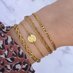 Finaste Armband 4 letters met mini coin goud kleurig Outlet