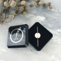 Finaste Armband 4 letters met mini coin Best