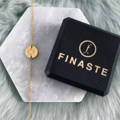 Finaste Armband Met Vier Initialen Goud Kleurig Outlet