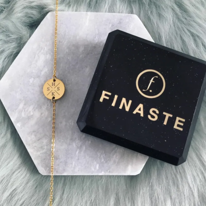 Finaste Armband Met Vier Initialen Goud Kleurig Outlet
