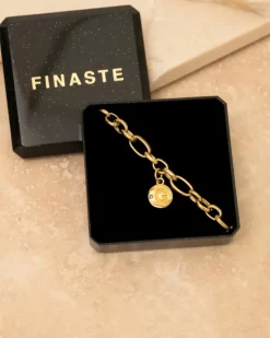 Finaste Chain armband met shiny initial goudkleurig Fashion