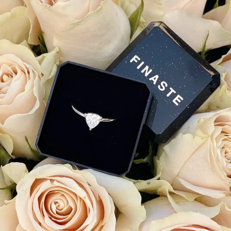 Finaste Golddigger ring triangle Clearance