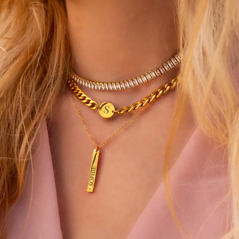 Finaste Graveerbare bar ketting met steentje goudkleurig Sale