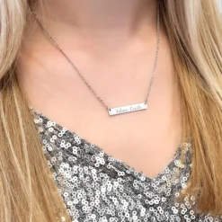Finaste Graveerbare bar ketting met sierletters Outlet