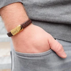 Finaste Graveerbare leren mannen armband bruin goud kleurig Sale