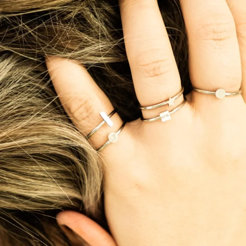 Finaste Graveerbare minimalistische ring met vierkantje Fashion