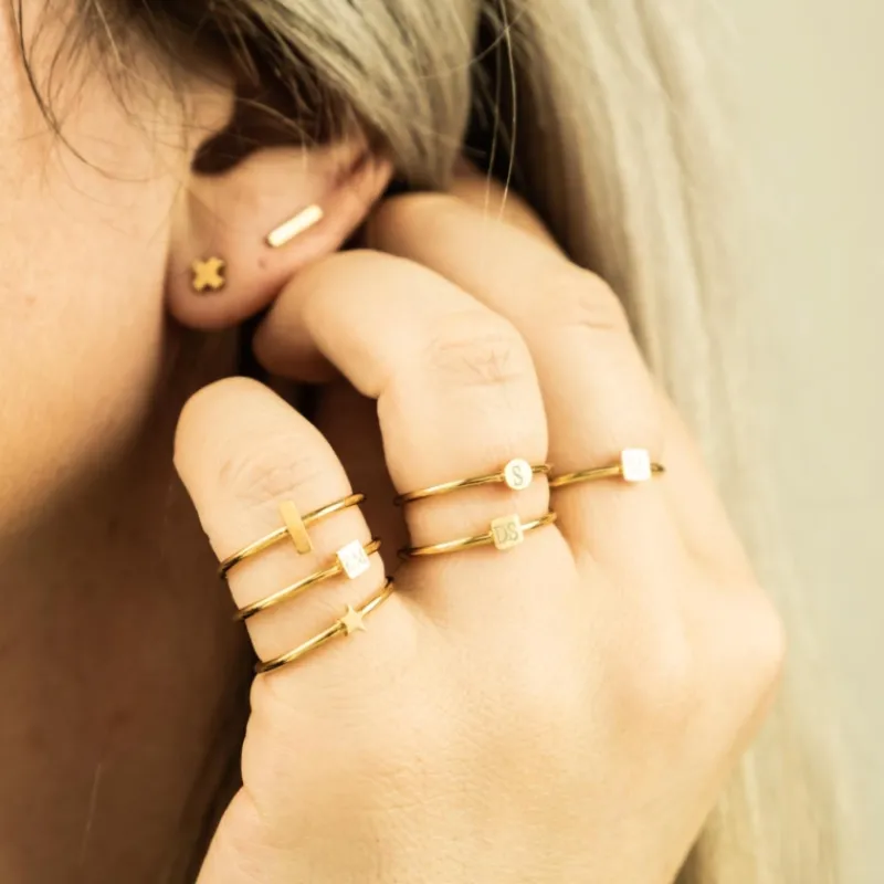 Finaste Graveerbare minimalistische ring met vierkantje goud kleurig Fashion