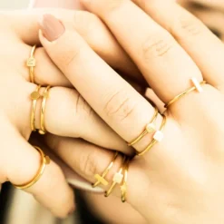 Finaste Graveerbare minimalistische ring met vierkantje goud kleurig Fashion