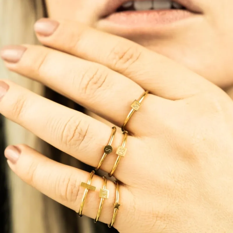 Finaste Graveerbare minimalistische ring met vierkantje goud kleurig Fashion
