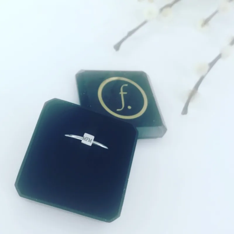 Finaste Graveerbare minimalistische ring met vierkantje Fashion