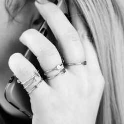 Finaste Graveerbare minimalistische ring met vierkantje Fashion