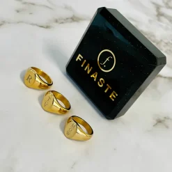 Finaste Grote zegelring 3 letters goud kleurig Clearance