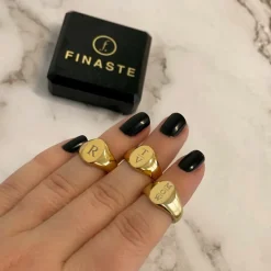 Finaste Grote zegelring 3 letters goud kleurig Clearance