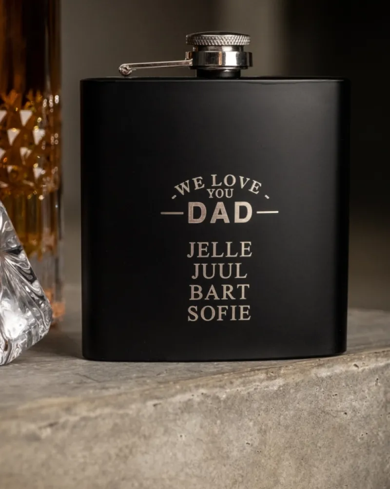 Finaste Heupfles met namen zwart - we love you dad Clearance
