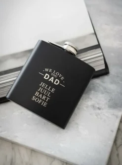 Finaste Heupfles met namen zwart - we love you dad Clearance