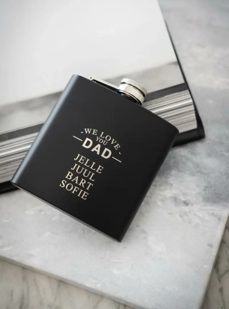 Finaste Heupfles met namen zwart - we love you dad Clearance