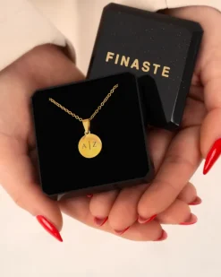 Finaste Initial necklace 2 letters goudkleurig Hot