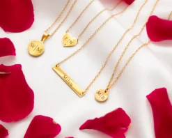 Finaste Initial necklace 2 letters goudkleurig Hot