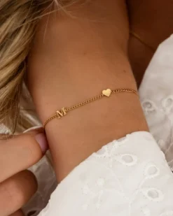 Finaste Mini initial armband met hartje goudkleurig Clearance