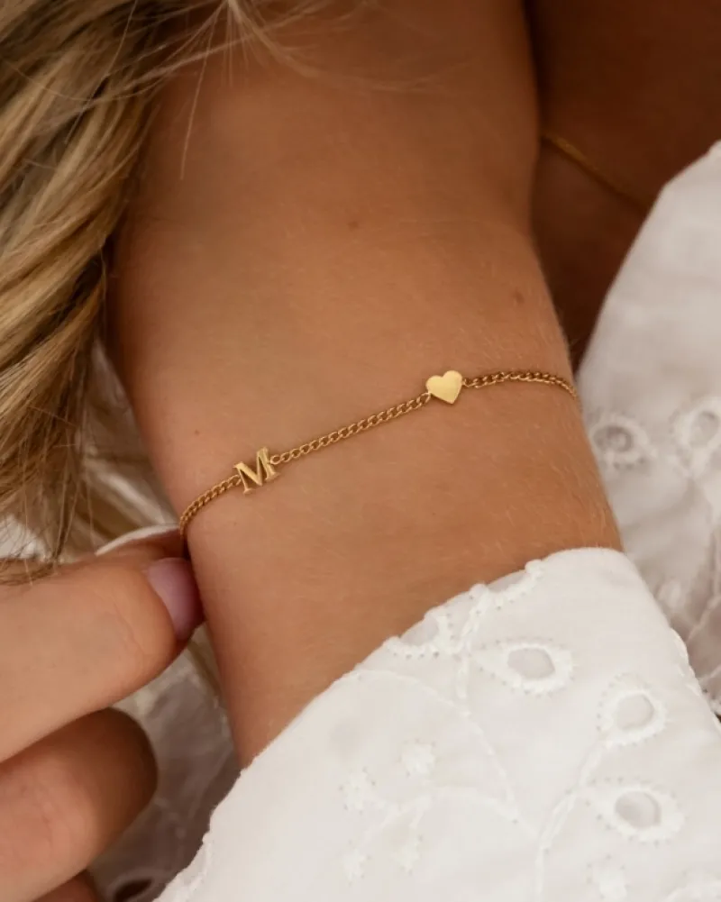 Finaste Mini initial armband met hartje goudkleurig Clearance