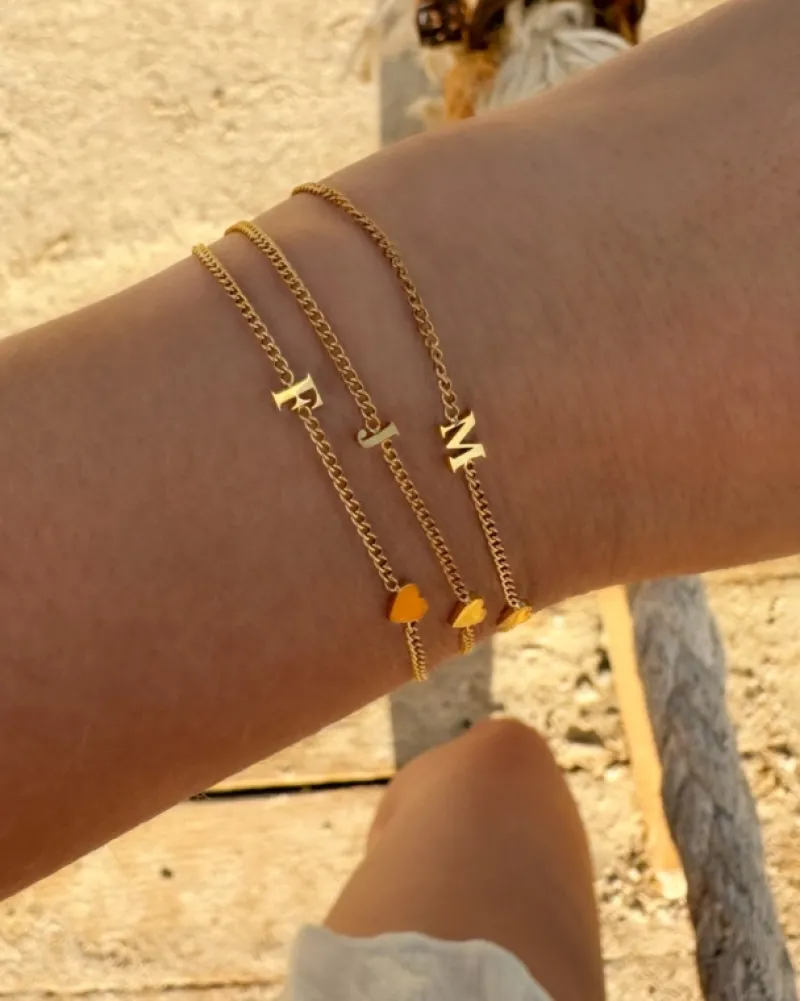 Finaste Mini initial armband met hartje goudkleurig Clearance