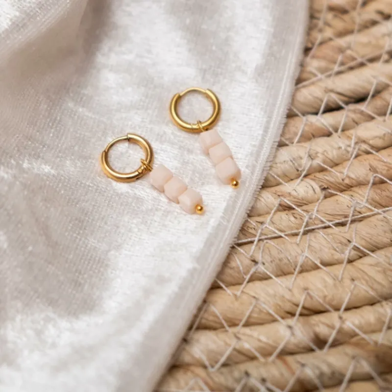 Finaste Oorringetjes met nude steentjes kleur goud Fashion