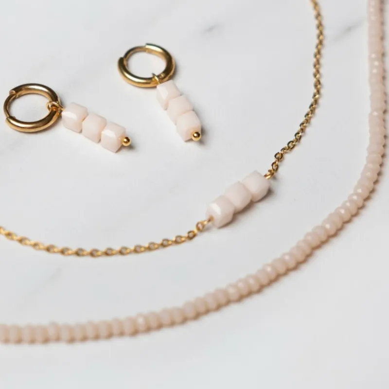 Finaste Oorringetjes met nude steentjes kleur goud Fashion