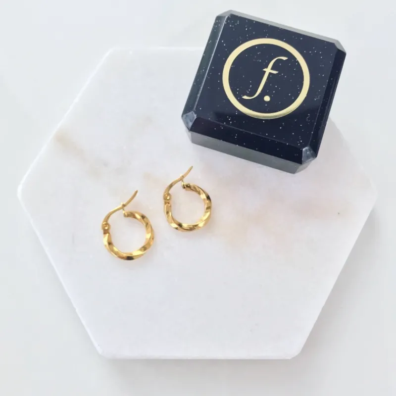 Finaste Oorringetjes met Twist Small Goud kleurig New
