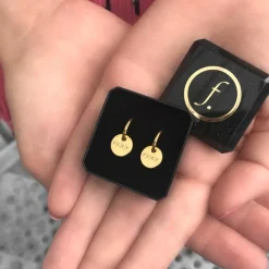 Finaste Oorringetjes Met Vier Initialen Goud kleurig Hot