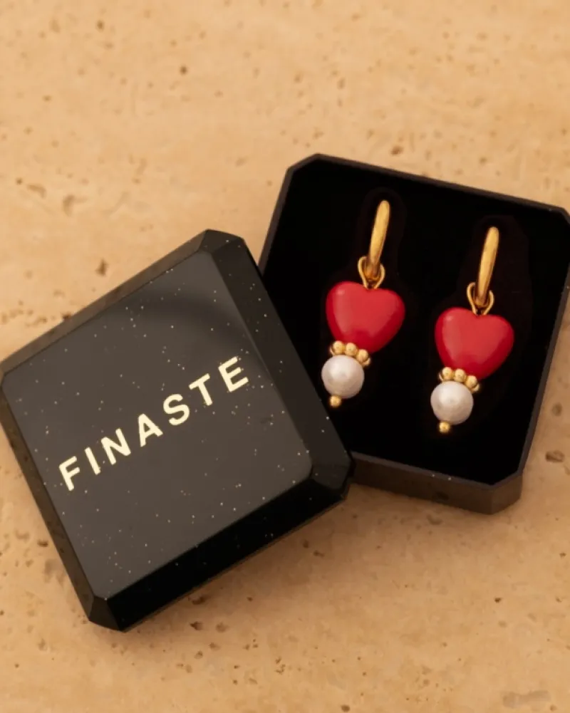 Finaste Red heart & pearl earrings goudkleurig Best
