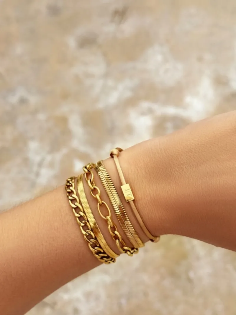 Finaste Satin initial armbandje nude gold plated Online