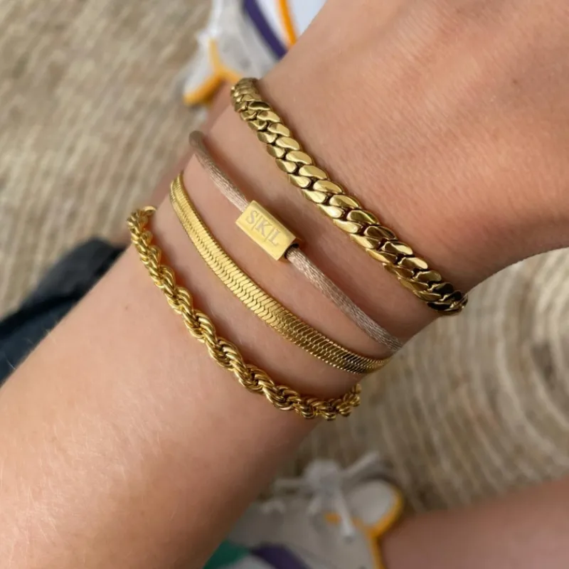 Finaste Satin initial armbandje nude gold plated Online