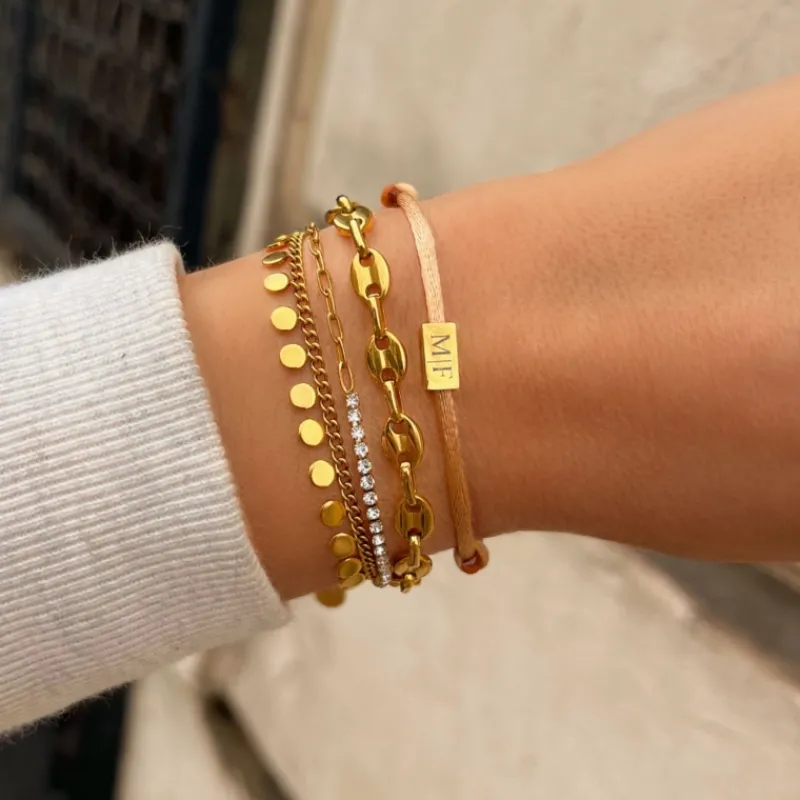 Finaste Satin initial armbandje nude gold plated Online