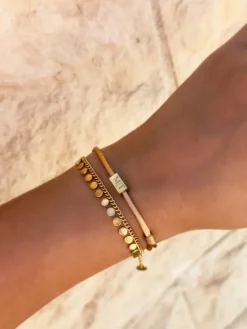 Finaste Satin initial armbandje nude gold plated Online