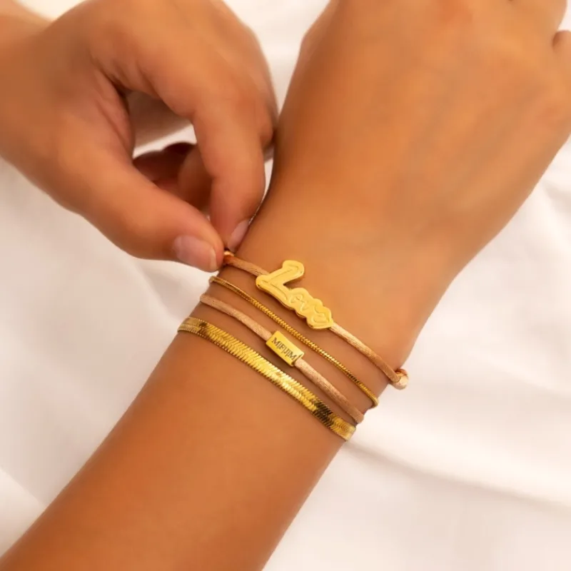 Finaste Satin initial armbandje nude gold plated Online