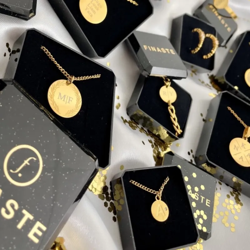 Finaste Shiny initial ketting goudkleurig New