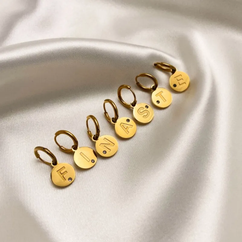 Finaste Shiny initial oorbellen goudkleurig Outlet