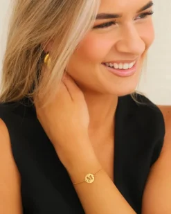 Finaste Statement initial armband goudkleurig Best