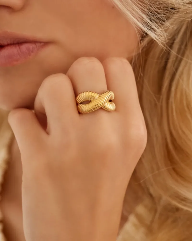 Finaste Statement ring gekruist met streepjes goudkleurig Best