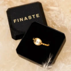 Finaste Vintage Initial Ring Goudkleurig New